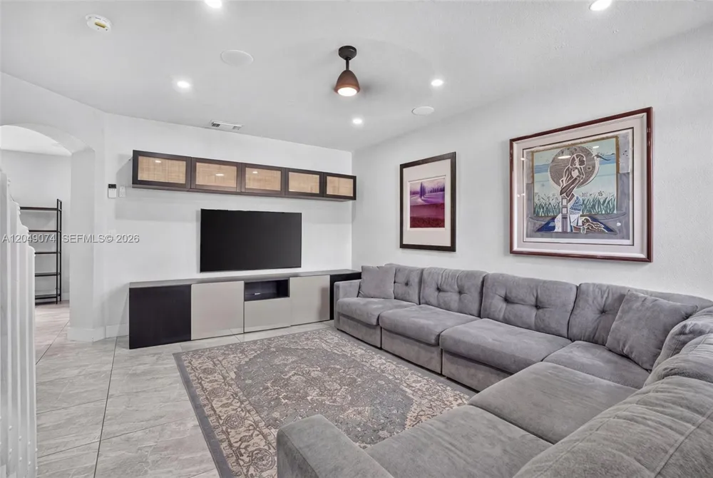 913 NW 135th Ave Pembroke Pines, FL 33028