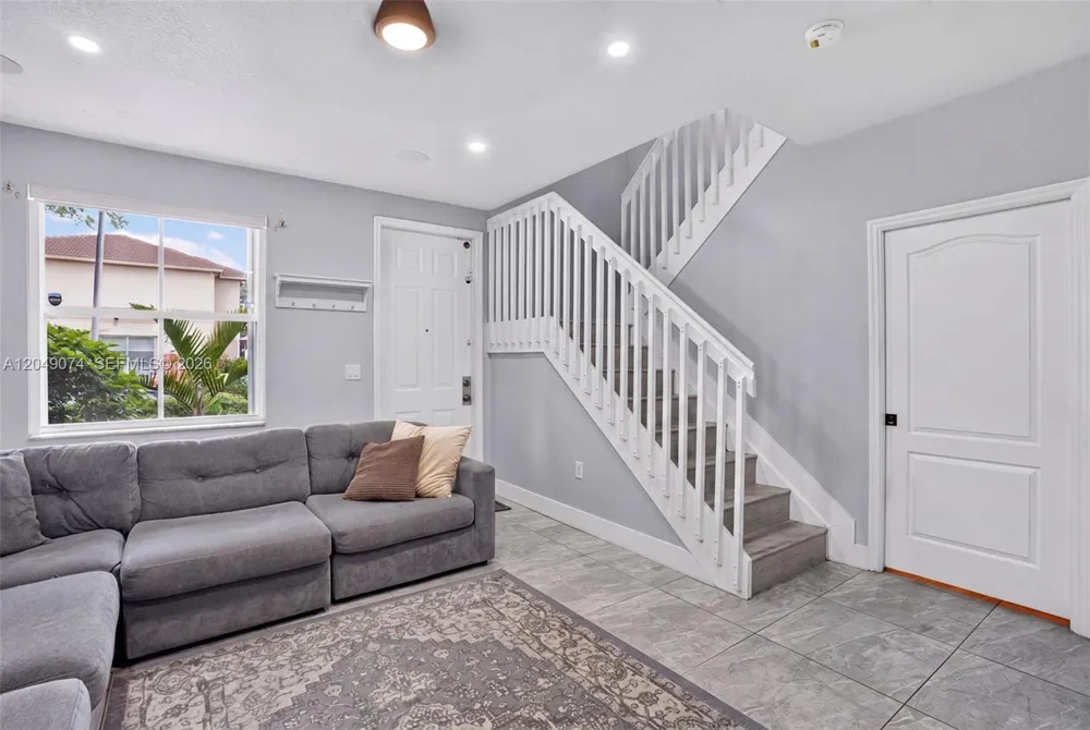 913 NW 135th Ave Pembroke Pines, FL 33028