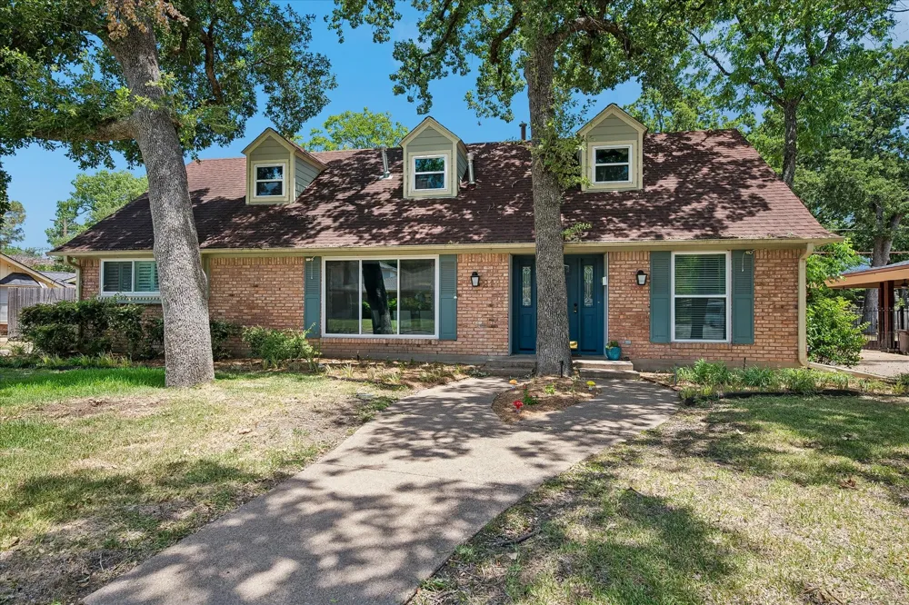 216 Huntingdon Drive Irving, TX 75061