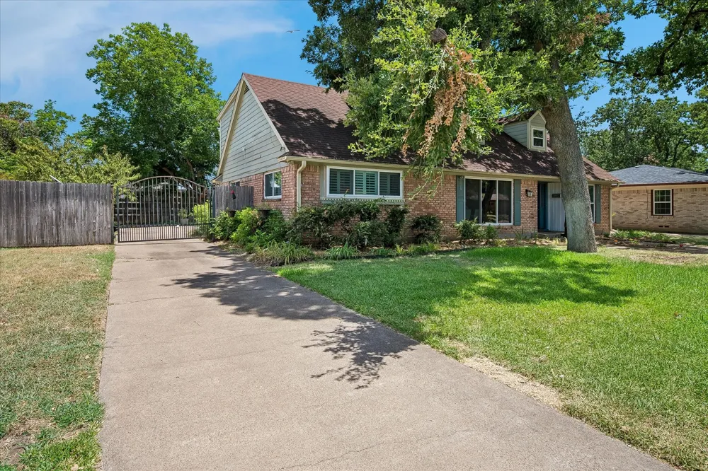 216 Huntingdon Drive Irving, TX 75061
