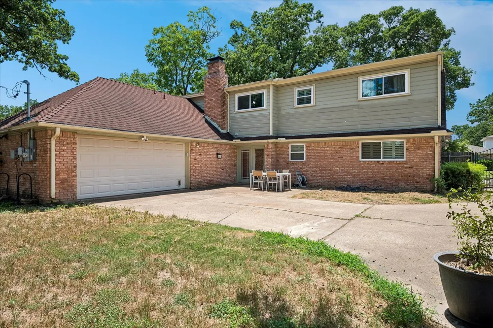 216 Huntingdon Drive Irving, TX 75061