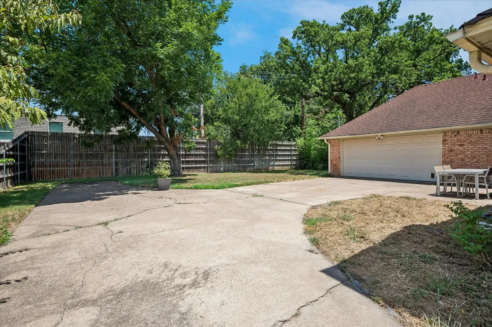 216 Huntingdon Drive Irving, TX 75061