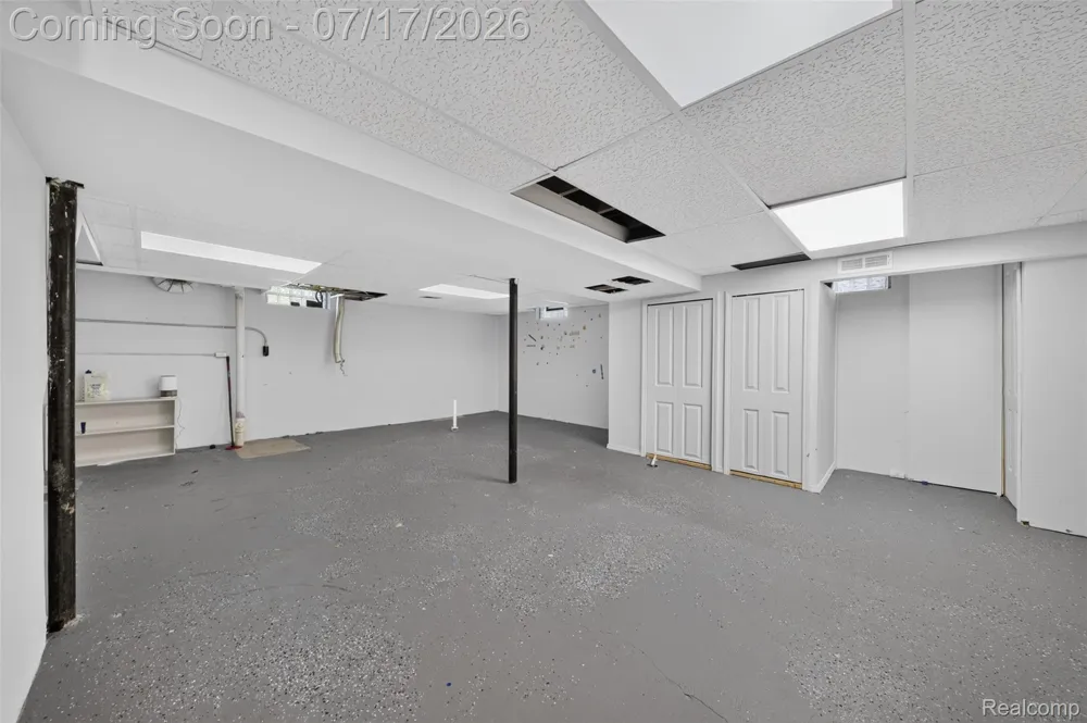 20471 Hollywood Street Harper Woods City, MI 48225