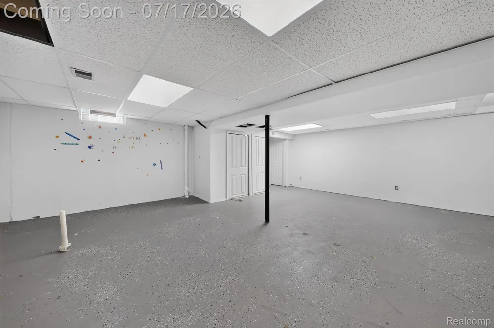 20471 Hollywood Street Harper Woods City, MI 48225