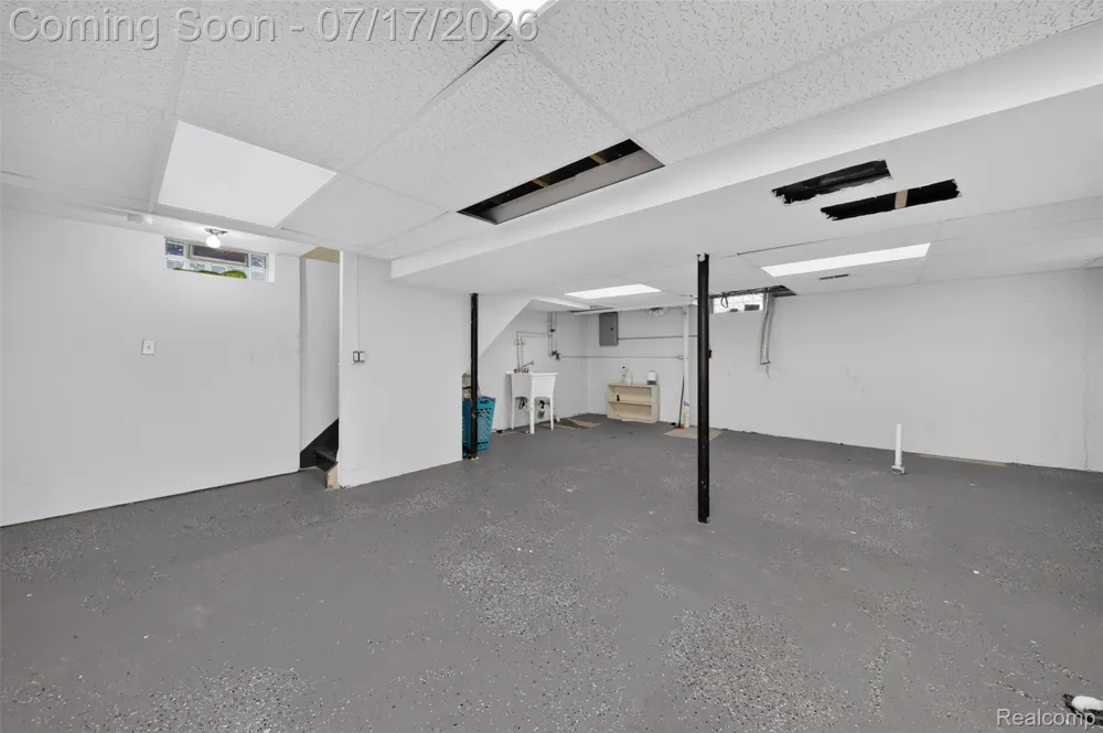 20471 Hollywood Street Harper Woods City, MI 48225