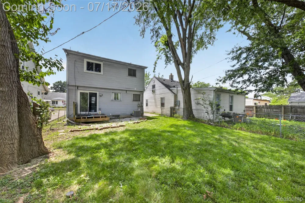 20471 Hollywood Street Harper Woods City, MI 48225