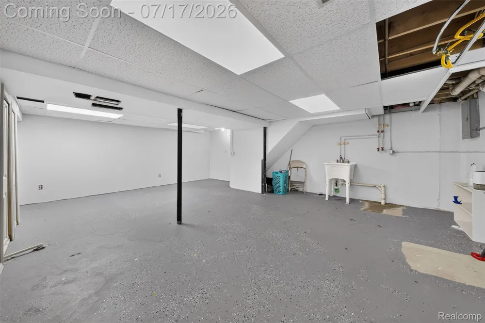 20471 Hollywood Street Harper Woods City, MI 48225