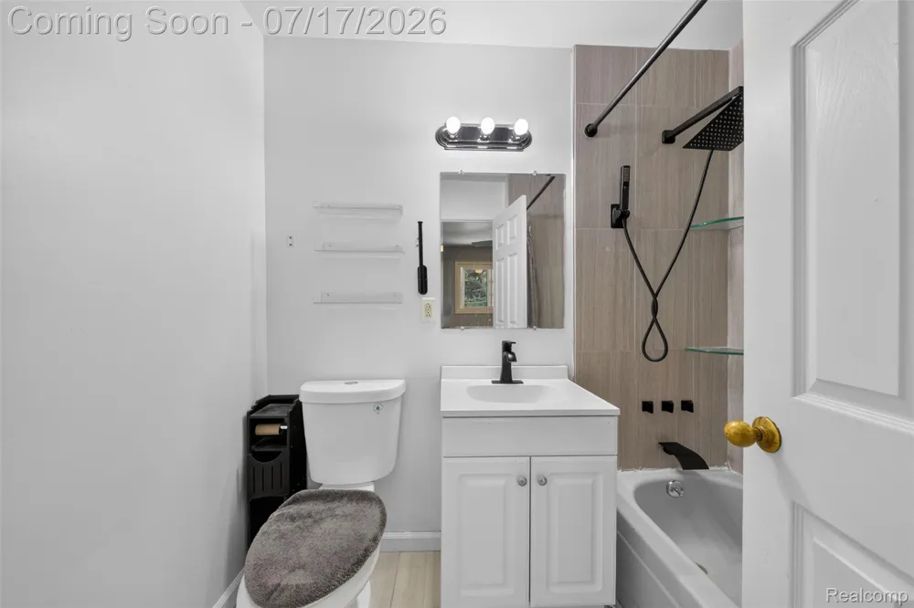 20471 Hollywood Street Harper Woods City, MI 48225