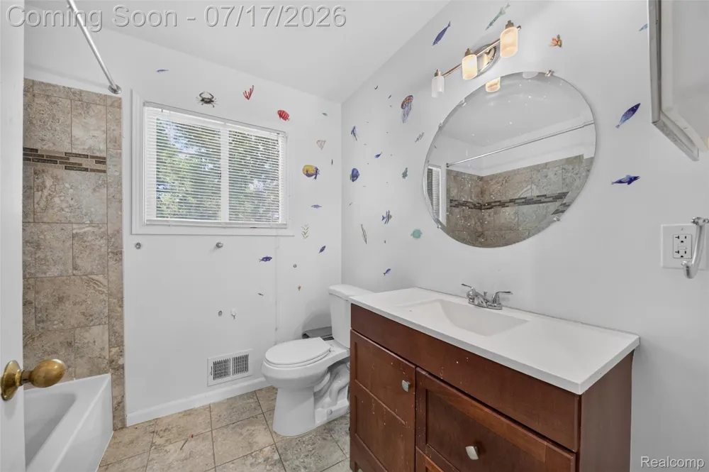 20471 Hollywood Street Harper Woods City, MI 48225