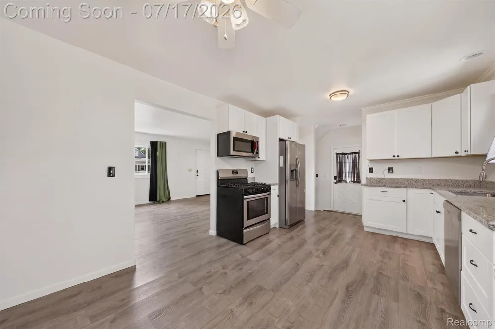 20471 Hollywood Street Harper Woods City, MI 48225