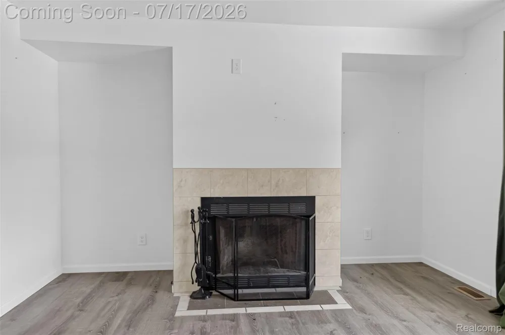 20471 Hollywood Street Harper Woods City, MI 48225