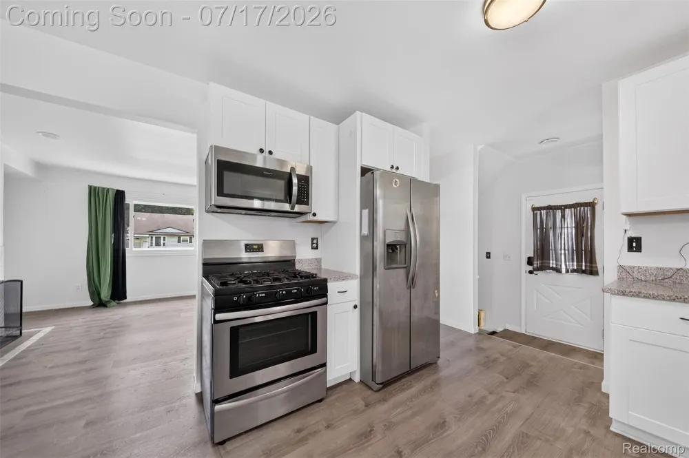 20471 Hollywood Street Harper Woods City, MI 48225