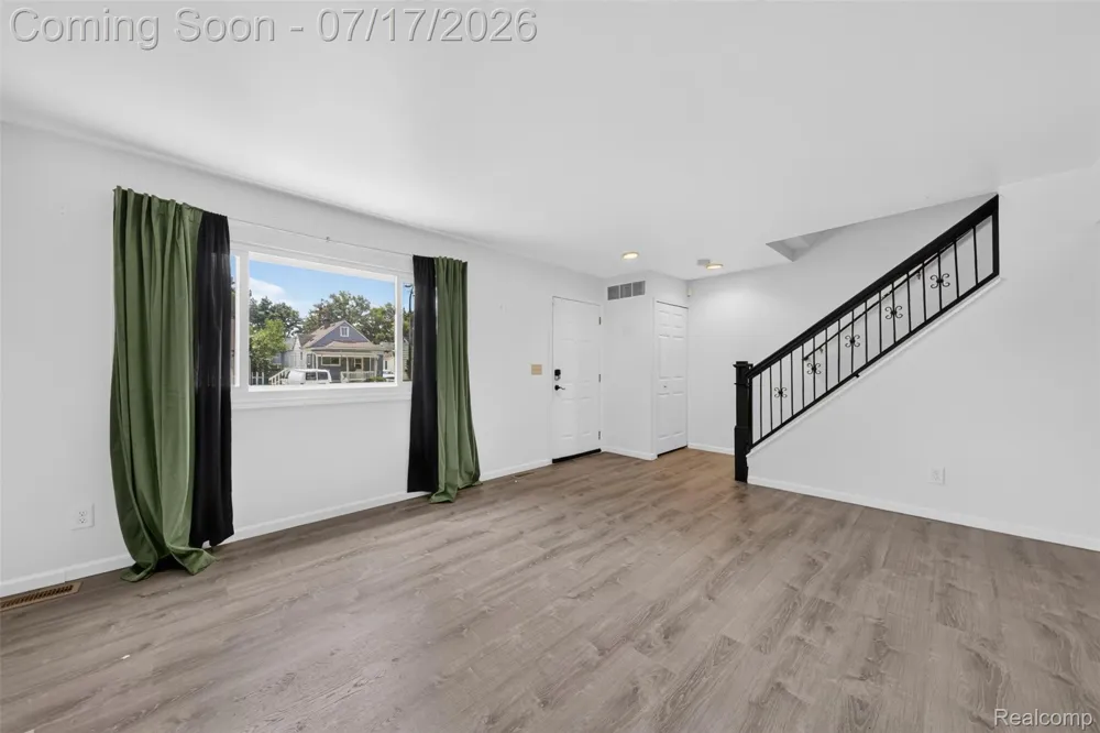 20471 Hollywood Street Harper Woods City, MI 48225