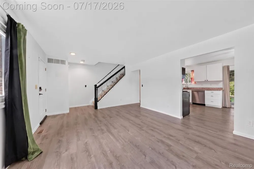 20471 Hollywood Street Harper Woods City, MI 48225