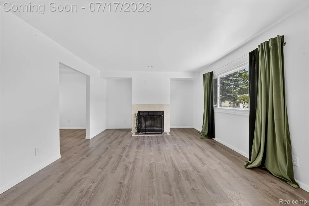 20471 Hollywood Street Harper Woods City, MI 48225