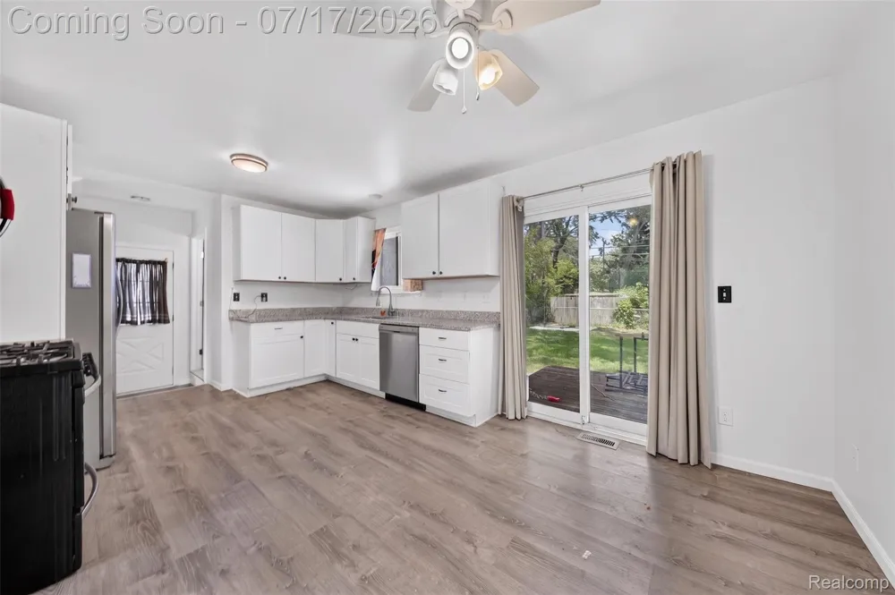 20471 Hollywood Street Harper Woods City, MI 48225