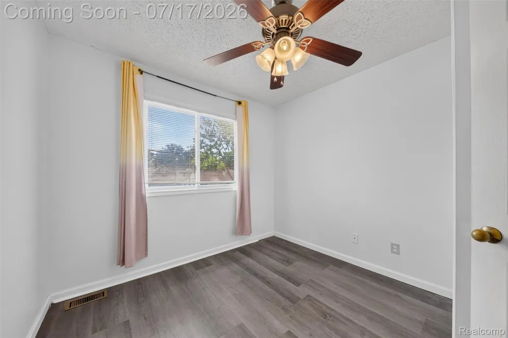 20471 Hollywood Street Harper Woods City, MI 48225