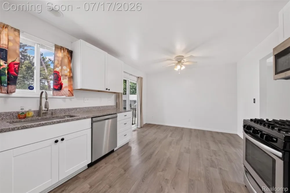 20471 Hollywood Street Harper Woods City, MI 48225