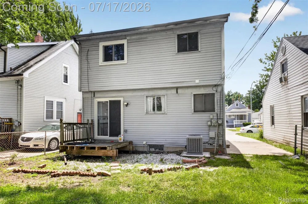 20471 Hollywood Street Harper Woods City, MI 48225