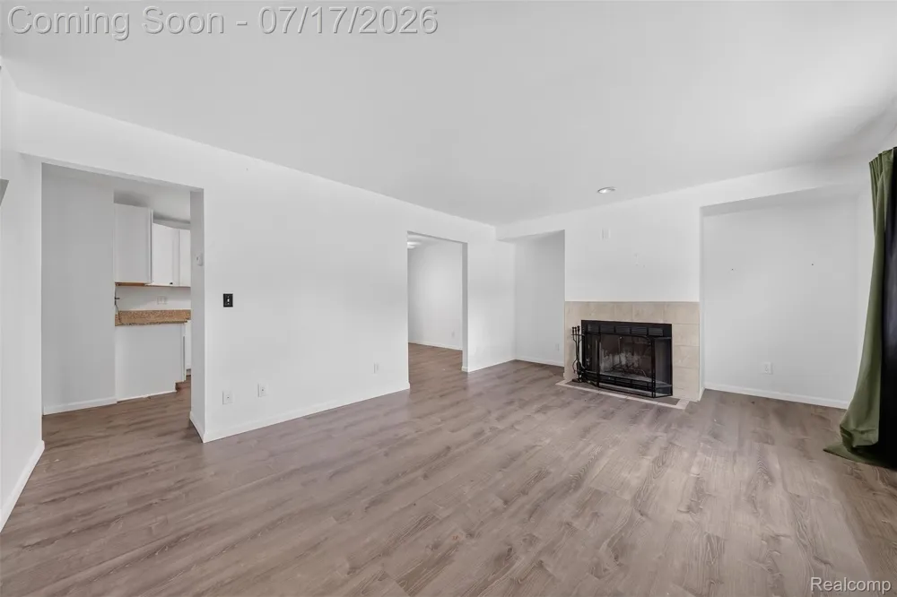 20471 Hollywood Street Harper Woods City, MI 48225