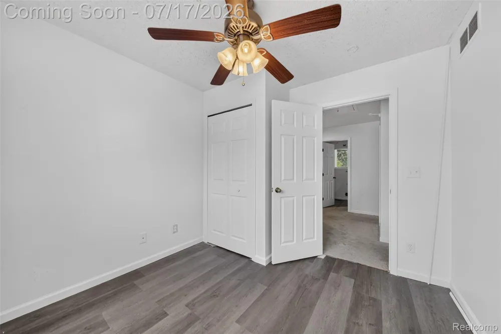 20471 Hollywood Street Harper Woods City, MI 48225