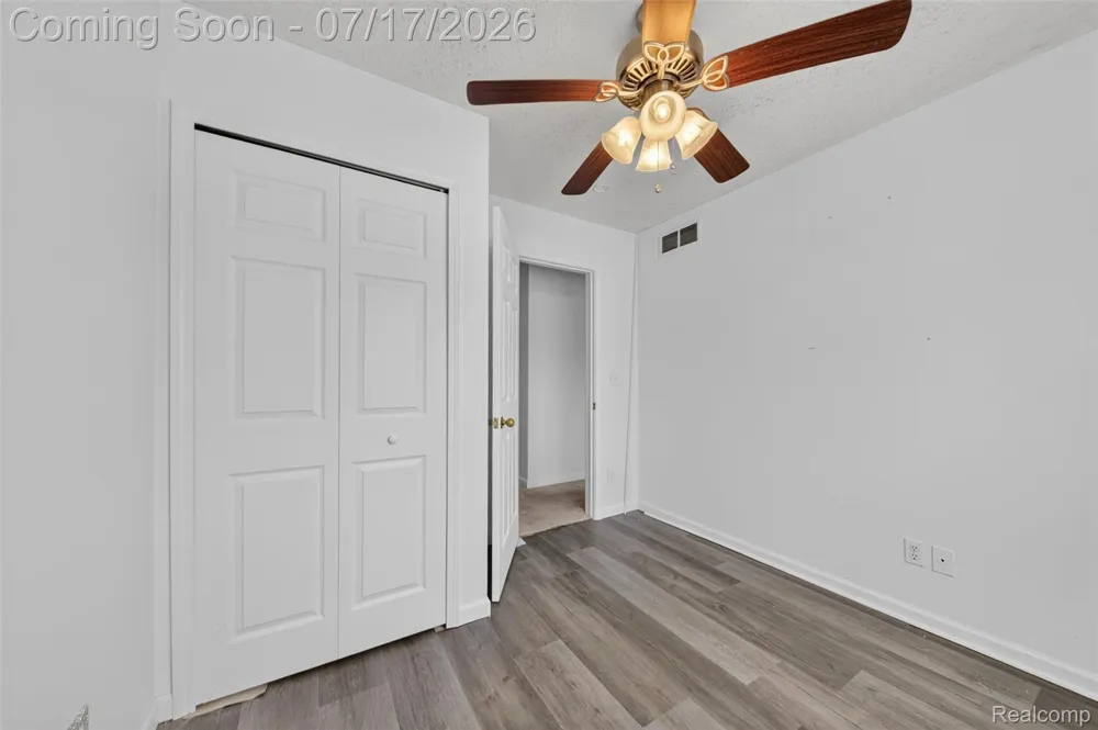 20471 Hollywood Street Harper Woods City, MI 48225