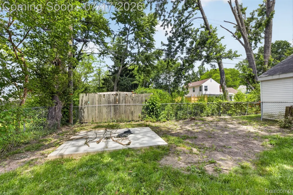 20471 Hollywood Street Harper Woods City, MI 48225