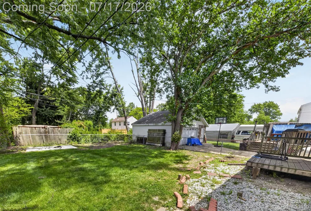 20471 Hollywood Street Harper Woods City, MI 48225