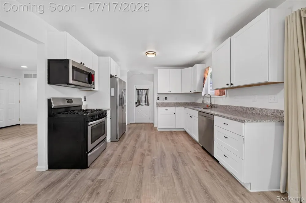 20471 Hollywood Street Harper Woods City, MI 48225