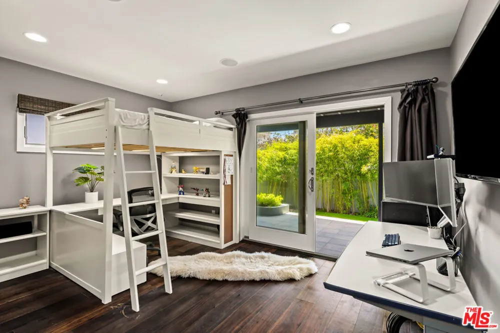 8231 Gulana Avenue Playa del Rey, CA 90293