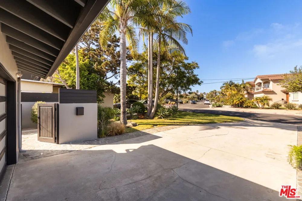 8231 Gulana Avenue Playa del Rey, CA 90293