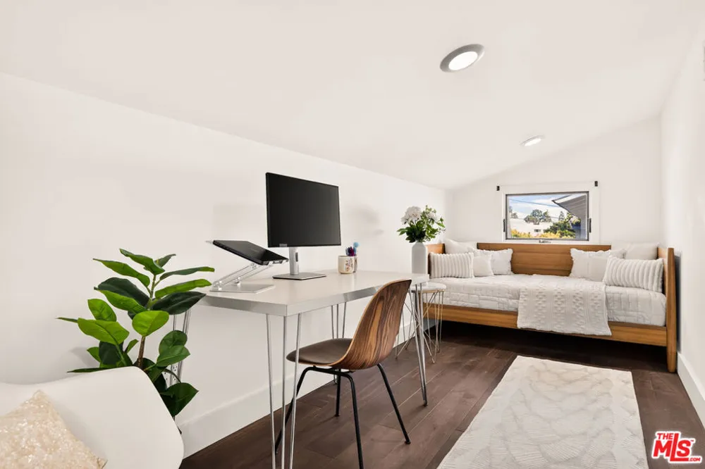8231 Gulana Avenue Playa del Rey, CA 90293