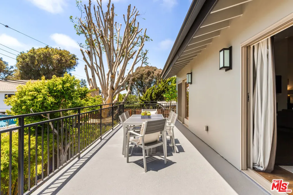 8231 Gulana Avenue Playa del Rey, CA 90293