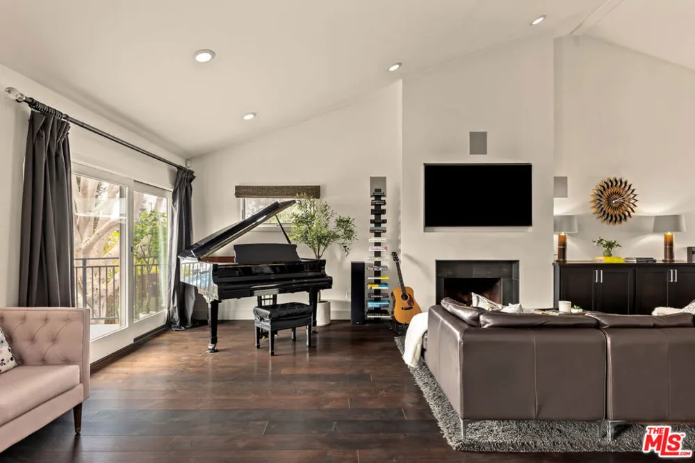8231 Gulana Avenue Playa del Rey, CA 90293
