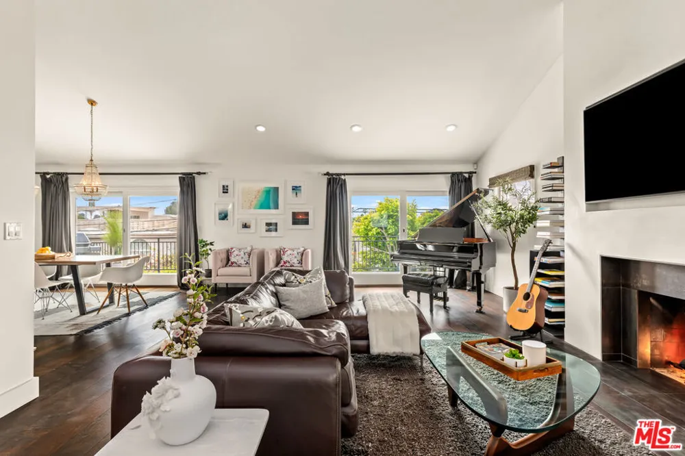 8231 Gulana Avenue Playa del Rey, CA 90293