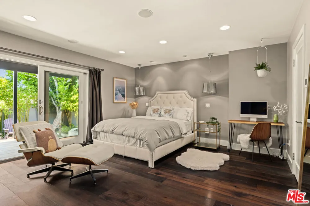 8231 Gulana Avenue Playa del Rey, CA 90293