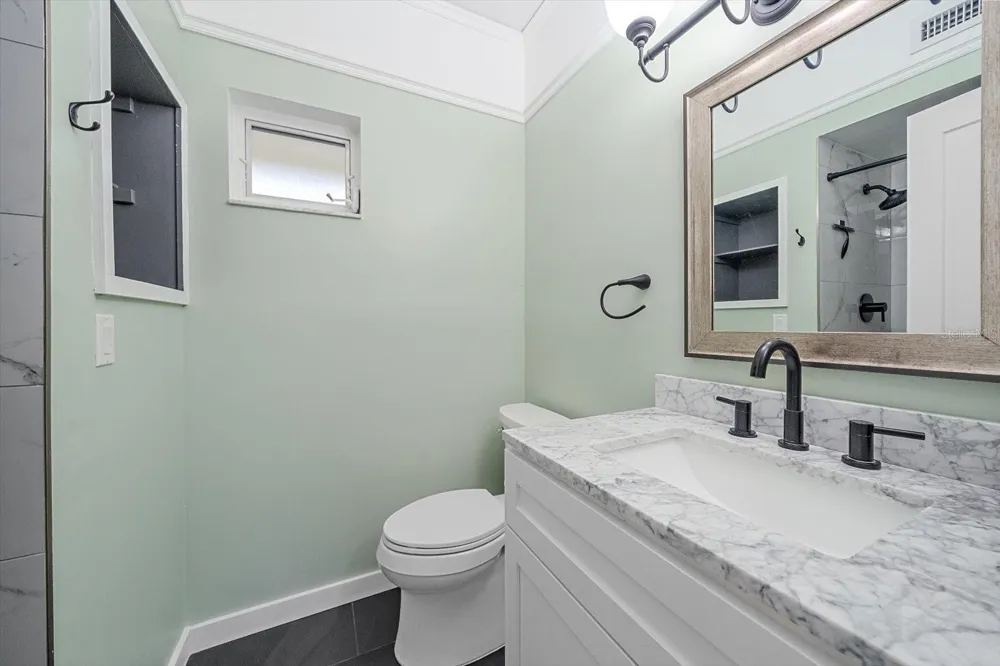5865 TIDEWOOD AVENUE #8 Sarasota, FL 34231