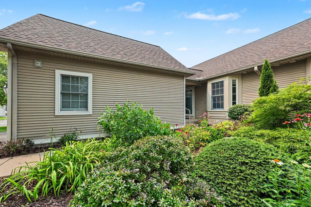 208 Pierce Lake Drive Chelsea, MI 48118