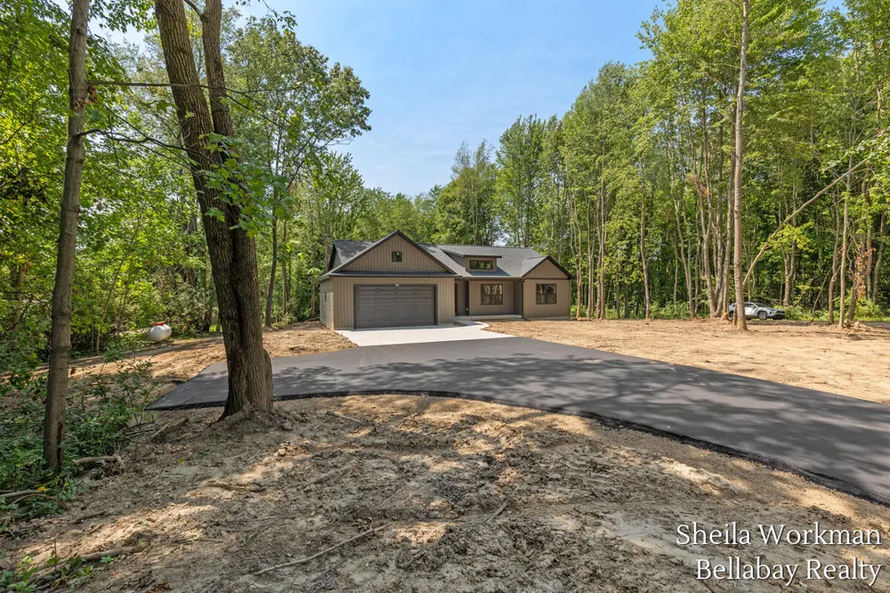 6381 Wood School Road Freeport, MI 49325