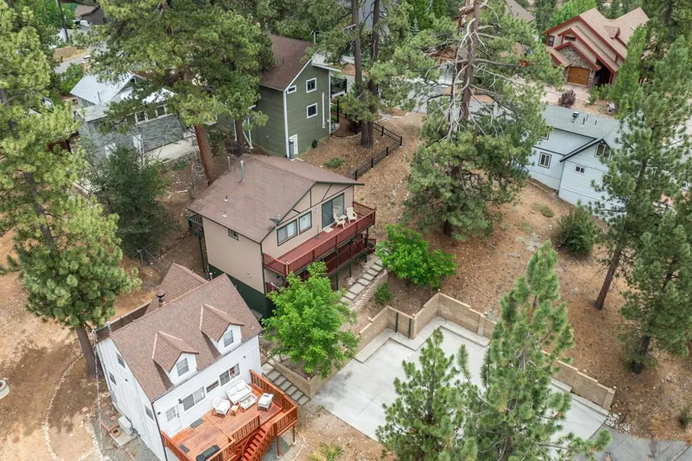 1087 Brookside Lane Fawnskin, CA 92333