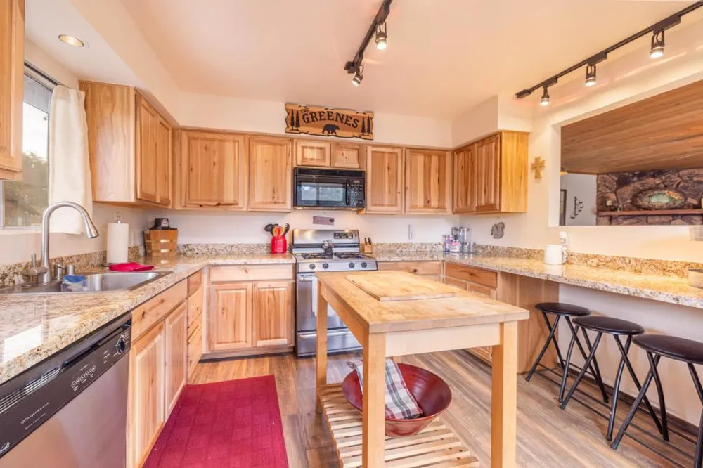 1087 Brookside Lane Fawnskin, CA 92333