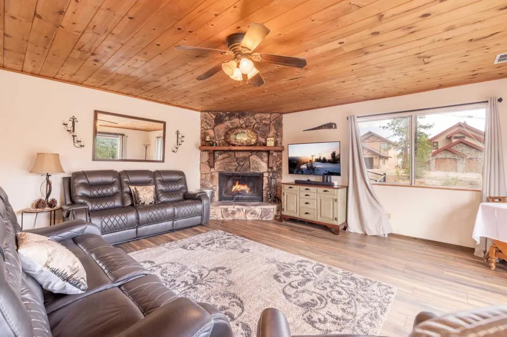 1087 Brookside Lane Fawnskin, CA 92333