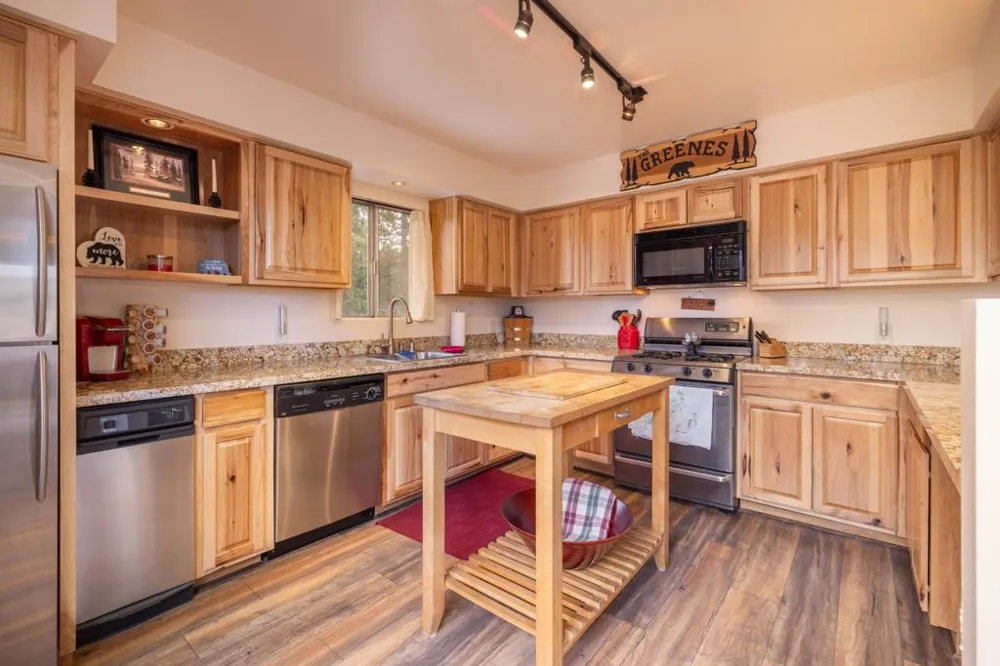 1087 Brookside Lane Fawnskin, CA 92333