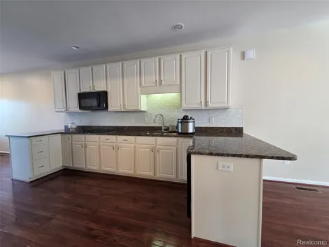 526 GRATEN STREET #13