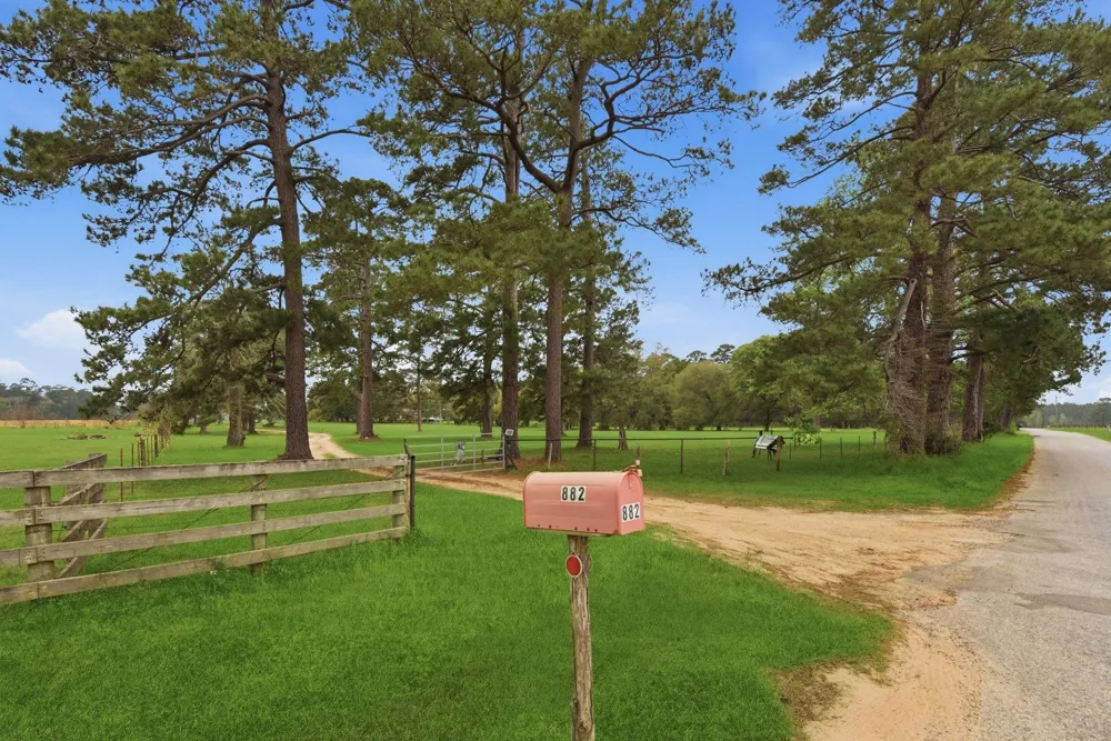 882 Four Notch Road Huntsville, TX 77340