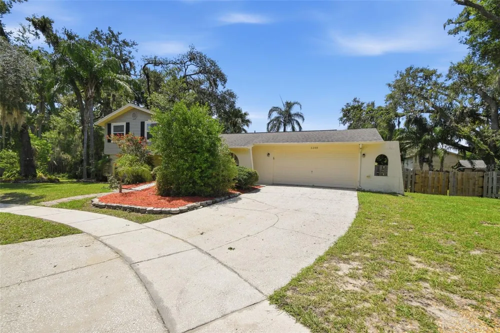 1200 LAKE VALRICO LANE Valrico, FL 33594