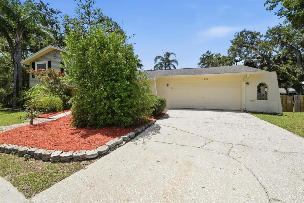 1200 LAKE VALRICO LANE Valrico, FL 33594
