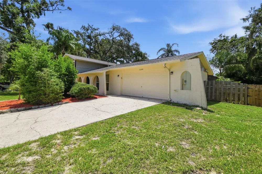 1200 LAKE VALRICO LANE Valrico, FL 33594