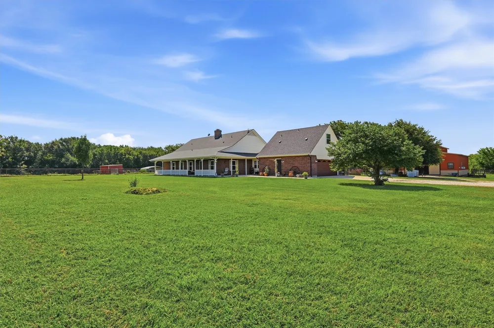 1226 County Road 243 Collinsville, TX 76233