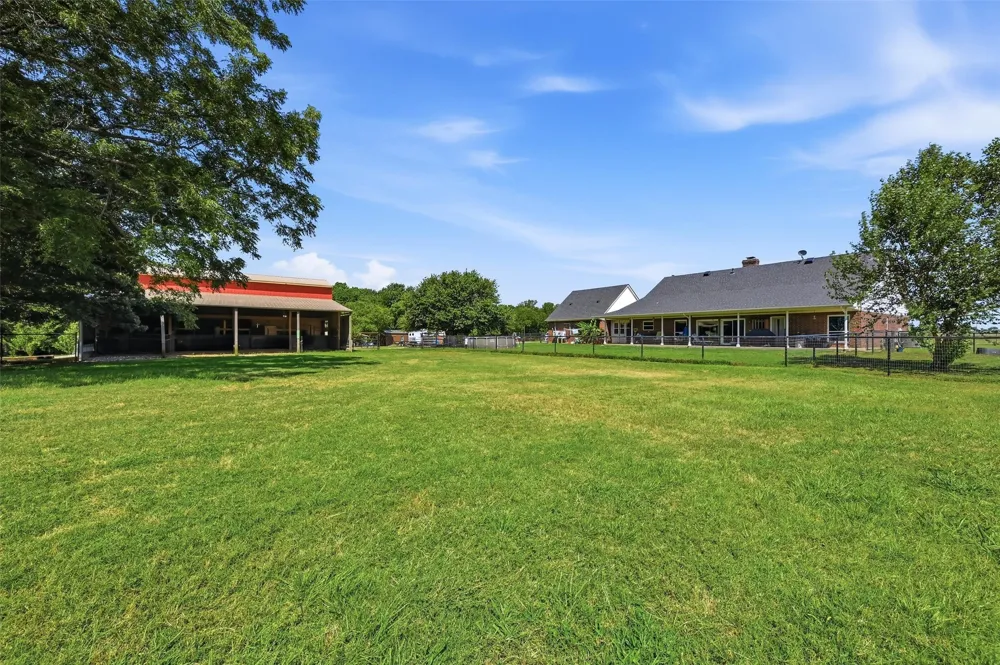 1226 County Road 243 Collinsville, TX 76233